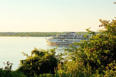 Kıyıdan Volga nehri manzarası. Volga nehri kıyısından motorlu gemi. Volga Nehri Günü 20 Mayıs. Rusya.