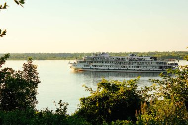 Kıyıdan Volga nehri manzarası. Volga nehri kıyısından motorlu gemi. Volga Nehri Günü 20 Mayıs. Rusya.