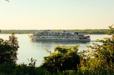 Kıyıdan Volga nehri manzarası. Volga nehri kıyısından motorlu gemi. Volga Nehri Günü 20 Mayıs. Rusya.