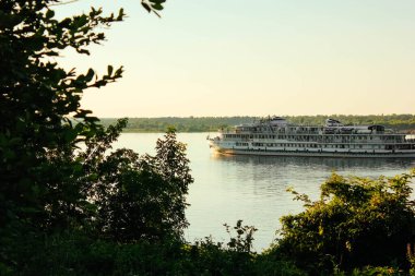 Kıyıdan Volga nehri manzarası. Volga nehri kıyısından motorlu gemi. Volga Nehri Günü 20 Mayıs. Rusya.