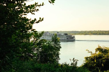 Kıyıdan Volga nehri manzarası. Volga nehri kıyısından motorlu gemi. Volga Nehri Günü 20 Mayıs. Rusya.