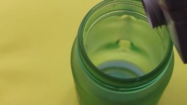 Bir paketten sütü bardaklara dök. 1 Haziran Dünya Süt Günü
