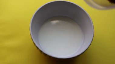 1 Haziran Dünya Süt Günü 'nde el yapımı tahıl gevreğini sütlü bir kaba dök.