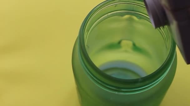 把牛奶从包装中倒入玻璃杯中。世界牛奶日 — 图库视频影像