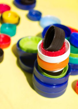 Konu bileşiminde denge kavramı olarak denge. Ayrı çöp toplama. Ayrı plastik kaplama koleksiyonu..