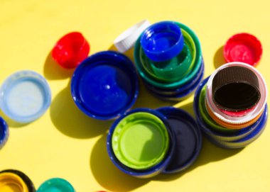 Konu bileşiminde denge kavramı olarak denge. Ayrı çöp toplama. Ayrı plastik kaplama koleksiyonu..