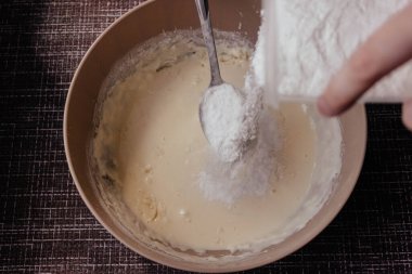 Mutfakta çırpılmış çırpılmış krep ya da omlet yapmak için hamur. Süzme peynirden yapılan ev yapımı sağlıklı krepler. krep talimatı. Adım adım. Krep için hamur yapmak..