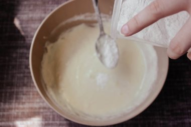 Mutfakta çırpılmış çırpılmış krep ya da omlet yapmak için hamur. Süzme peynirden yapılan ev yapımı sağlıklı krepler. krep talimatı. Adım adım. Krep için hamur yapmak..