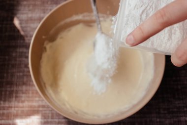 Mutfakta çırpılmış çırpılmış krep ya da omlet yapmak için hamur. Süzme peynirden yapılan ev yapımı sağlıklı krepler. krep talimatı. Adım adım. Krep için hamur yapmak..