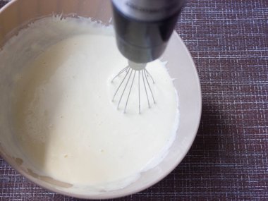 Mutfakta çırpılmış çırpılmış krep ya da omlet yapmak için hamur. Süzme peynirden yapılan ev yapımı sağlıklı krepler. krep talimatı. Adım adım. Krep için hamur yapmak..
