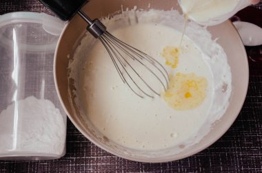 Mutfakta çırpılmış çırpılmış krep ya da omlet yapmak için hamur. Süzme peynirden yapılan ev yapımı sağlıklı krepler. krep talimatı. Adım adım. Krep için hamur yapmak..