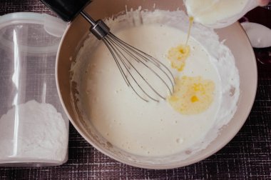 Mutfakta çırpılmış çırpılmış krep ya da omlet yapmak için hamur. Süzme peynirden yapılan ev yapımı sağlıklı krepler. krep talimatı. Adım adım. Krep için hamur yapmak..