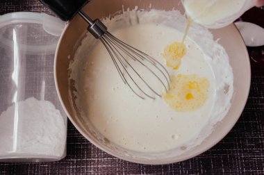 Mutfakta çırpılmış çırpılmış krep ya da omlet yapmak için hamur. Süzme peynirden yapılan ev yapımı sağlıklı krepler. krep talimatı. Adım adım. Krep için hamur yapmak..