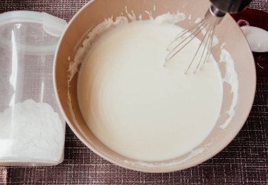 Mutfakta çırpılmış çırpılmış krep ya da omlet yapmak için hamur. Süzme peynirden yapılan ev yapımı sağlıklı krepler. krep talimatı. Adım adım. Krep için hamur yapmak..