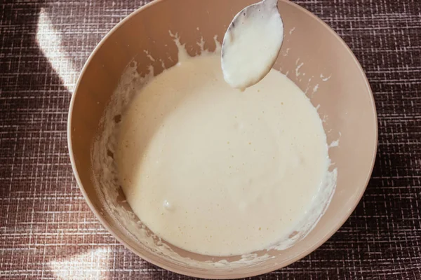 Masa Para Hacer Panqueques Tortilla Tazón Con Batidor Cocina Panqueques — Foto de Stock