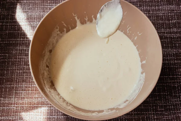 Masa Para Hacer Panqueques Tortilla Tazón Con Batidor Cocina Panqueques — Foto de Stock