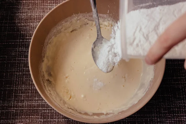 キッチンで泡立て器でボウルにパンケーキやオムレツを作るための生地 カッテージチーズから作られた自家製の健康的なパンケーキ 手順1パンケーキ用生地の作り方 — ストック写真