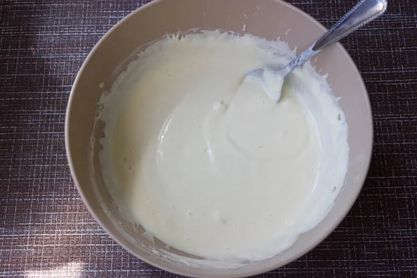 Dough Untuk Membuat Pancake Atau Telur Dadar Dalam Mangkuk Dengan — Stok Foto