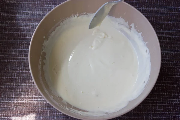 Mutfakta Çırpılmış Çırpılmış Krep Omlet Yapmak Için Hamur Süzme Peynirden — Stok fotoğraf
