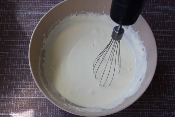 Pasta Fare Frittelle Frittata Una Ciotola Con Una Frusta Cucina — Foto Stock