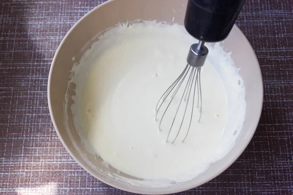 Stoer Voor Het Maken Van Pannenkoeken Omelet Een Kom Met — Stockfoto