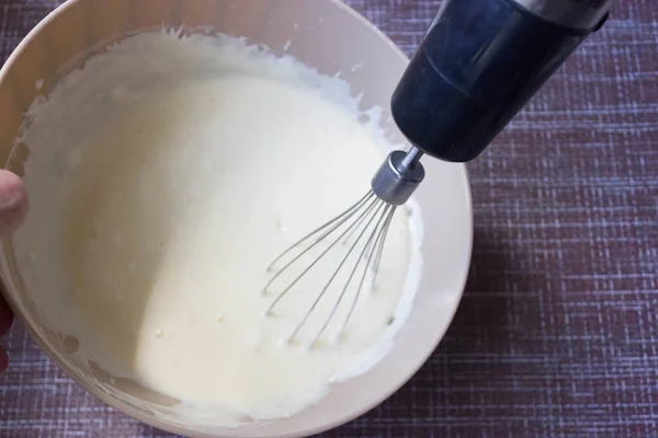 Deg För Att Göra Pannkakor Eller Omelett Skål Med Visp — Stockfoto