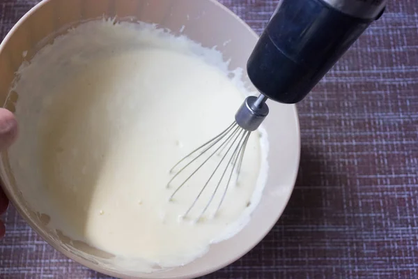 Massa Para Fazer Panquecas Omelete Uma Tigela Com Batedor Cozinha — Fotografia de Stock