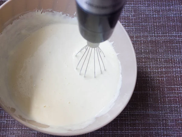 キッチンで泡立て器でボウルにパンケーキやオムレツを作るための生地 カッテージチーズから作られた自家製の健康的なパンケーキ 手順1パンケーキ用生地の作り方 — ストック写真