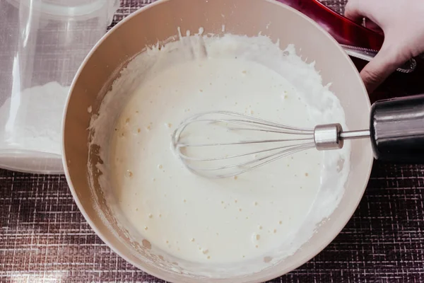 Deg För Att Göra Pannkakor Eller Omelett Skål Med Visp — Stockfoto