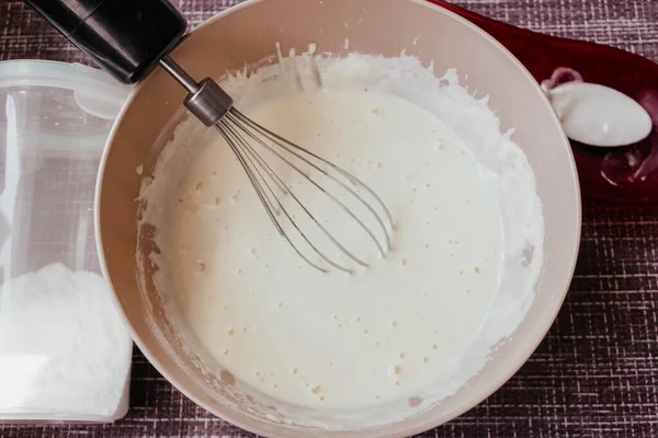 在厨房里用威士忌在碗里做煎饼或煎蛋卷的粗制食品 煎饼说明一步一步做煎饼面团 — 图库照片