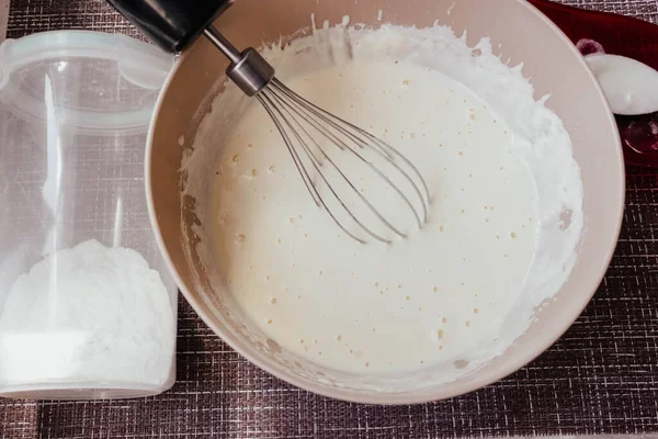 在厨房里用威士忌在碗里做煎饼或煎蛋卷的粗制食品 煎饼说明一步一步做煎饼面团 — 图库照片