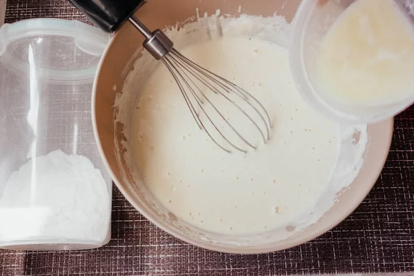 Massa Para Fazer Panquecas Omelete Uma Tigela Com Batedor Cozinha — Fotografia de Stock