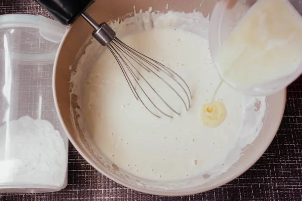 Massa Para Fazer Panquecas Omelete Uma Tigela Com Batedor Cozinha — Fotografia de Stock