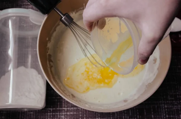Stoer Voor Het Maken Van Pannenkoeken Omelet Een Kom Met — Stockfoto