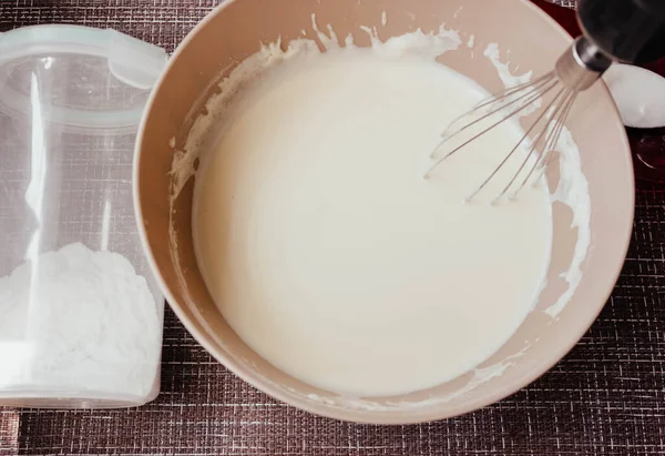 Massa Para Fazer Panquecas Omelete Uma Tigela Com Batedor Cozinha — Fotografia de Stock