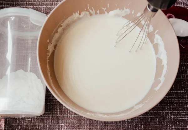 Massa Para Fazer Panquecas Omelete Uma Tigela Com Batedor Cozinha — Fotografia de Stock