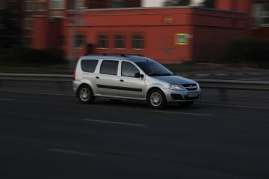 Akşamları hareket halindeki araba. Rusya, Yaroslavl, Eylül 2019.