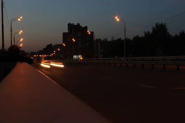 Tiro Artístico Especial Enfatizando Movimento Carros Alta Velocidade Estrada Rússia — Fotografia de Stock