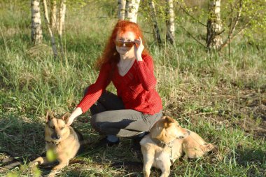 Köpeklerle yürümek ten rengini olumlu etkiler. Vücut için faydalıdır. Tatiana köpeklerini sever ve sık sık onlarla yürür..