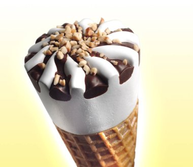 Cornetto gelato su fondo giallo