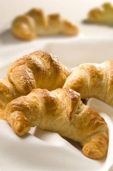 Croissant Ambientati Tavola — Foto Stock