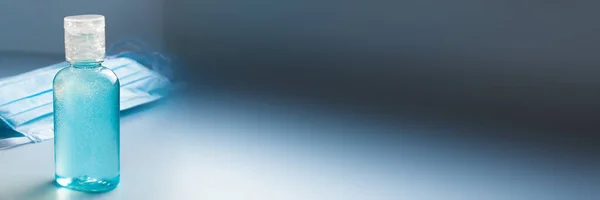 Máscara quirúrgica médica de prevención del coronavirus, gel desinfectante de manos de color azul brillante para la higiene de las manos y guantes médicos desechables de color rosa, protección contra el virus corona. Concepto de desinfección del virus Covid19 . —  Fotos de Stock