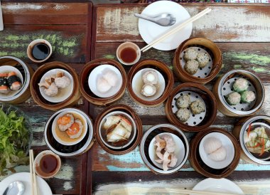 Dim Sum ahşap bir masada.
