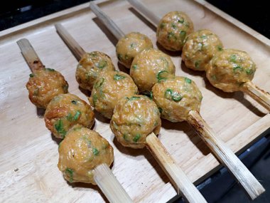 Tahta tepside kızarmış balık keki.