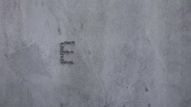 Mermi beton duvara çarpıp 