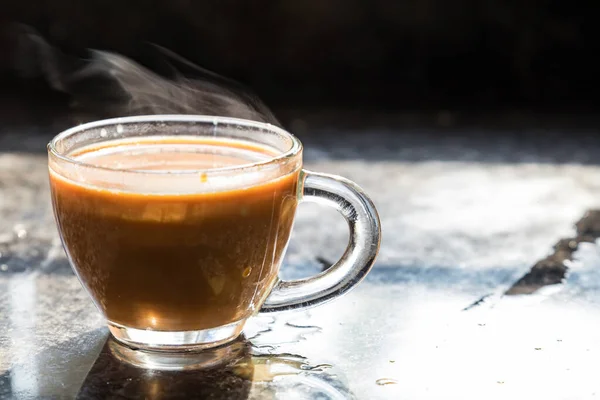 Sıcak buharlı masala çayıyla dolu bir çay fincanı.