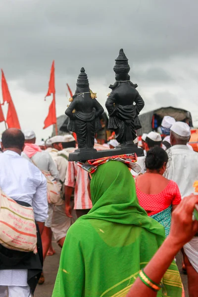 Dnyaneshwar palkhi hac - diğer hacılarla birlikte kafasında tanrısal putlar taşıyan bir kadın