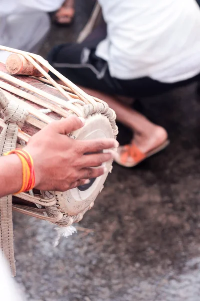 mridangam - klasik Hint perküsyon müzik enstrümanı çalan bir el