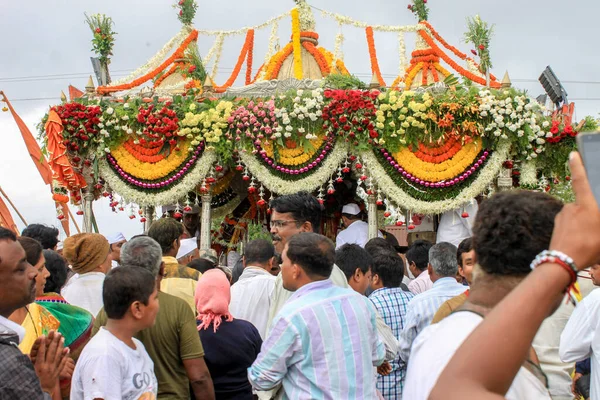 Palkhi - kutsal bir savaş arabası kutsal Dnyaneshwar ayakkabıları taşıyordu.
