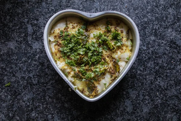 Gujarati lezzeti dhokla Gri granit arka planda kalp şeklinde bir kasede hazırlandı